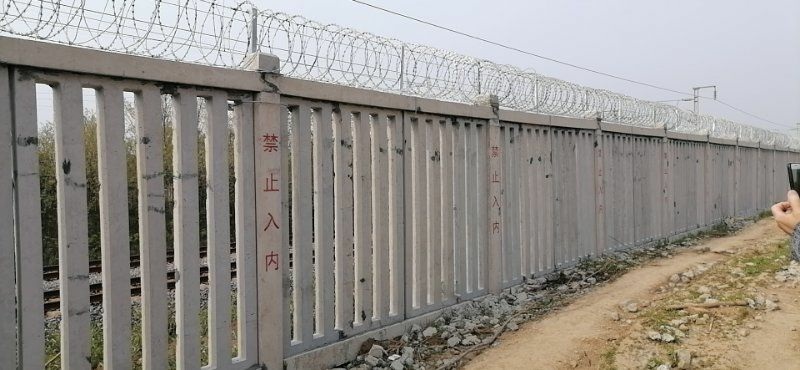 河南郑州高铁水泥护栏安装