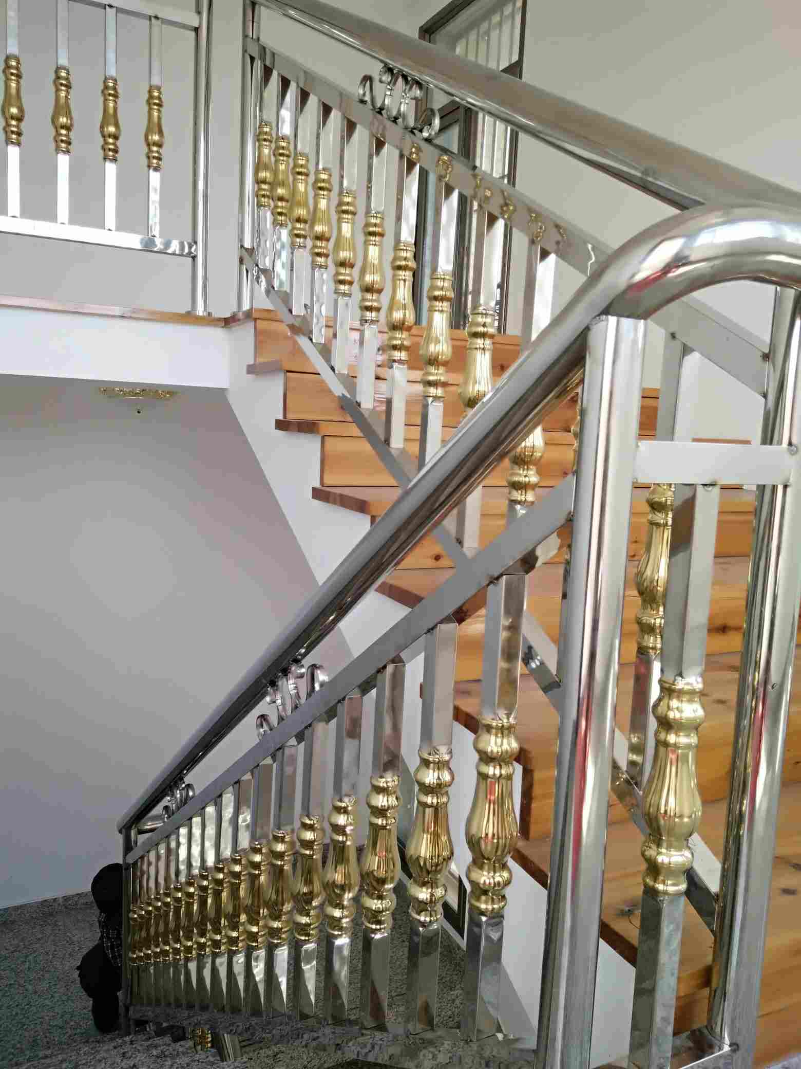 汕头市区承接;欧式金色楼梯扶手一米二百二,本人专业制作不锈钢楼梯