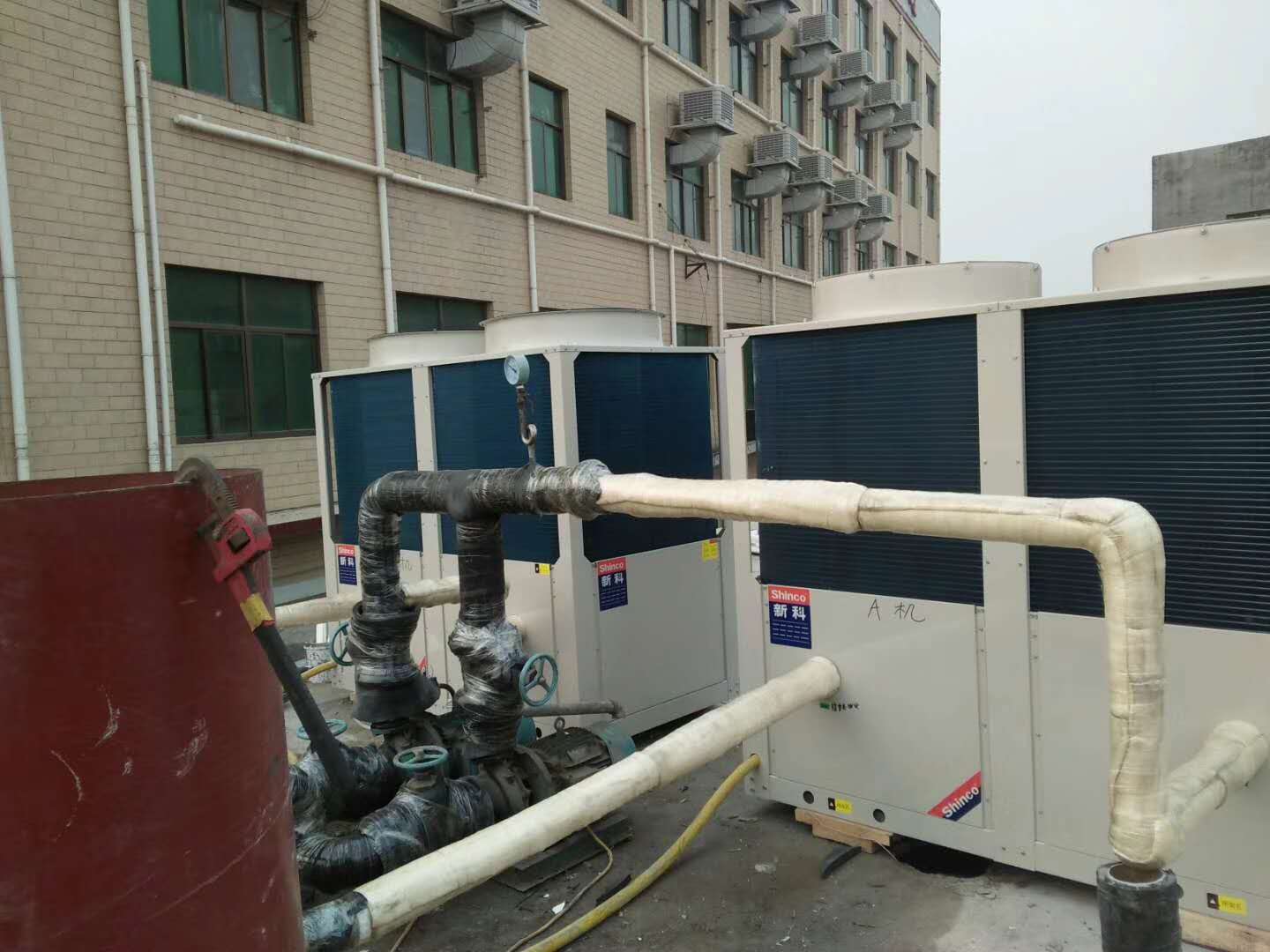 主安装空气能跑水路.连接室内风盘或地暖.