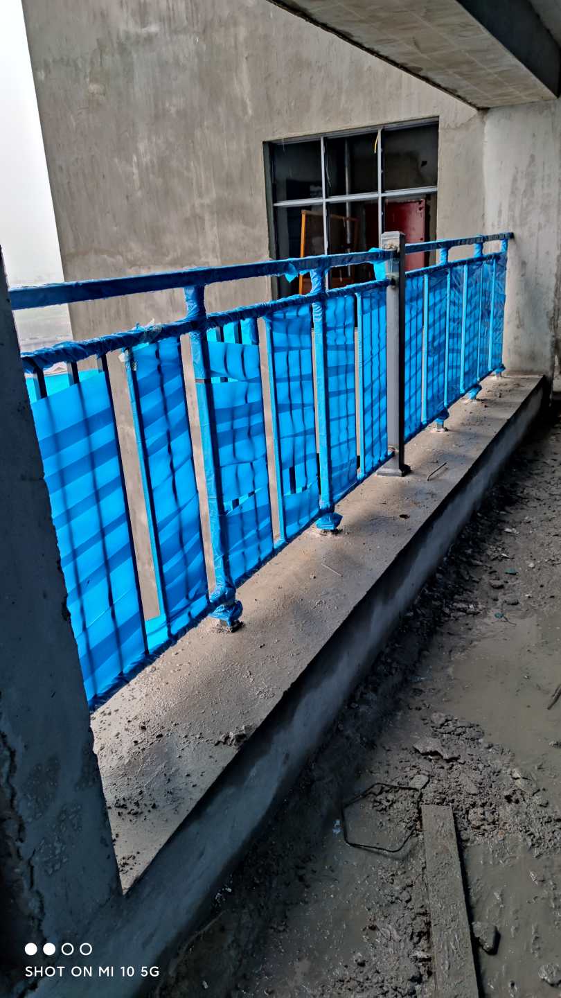 江西南昌工地明天要两个人包护栏上的保护膜,两块钱一米多劳多得