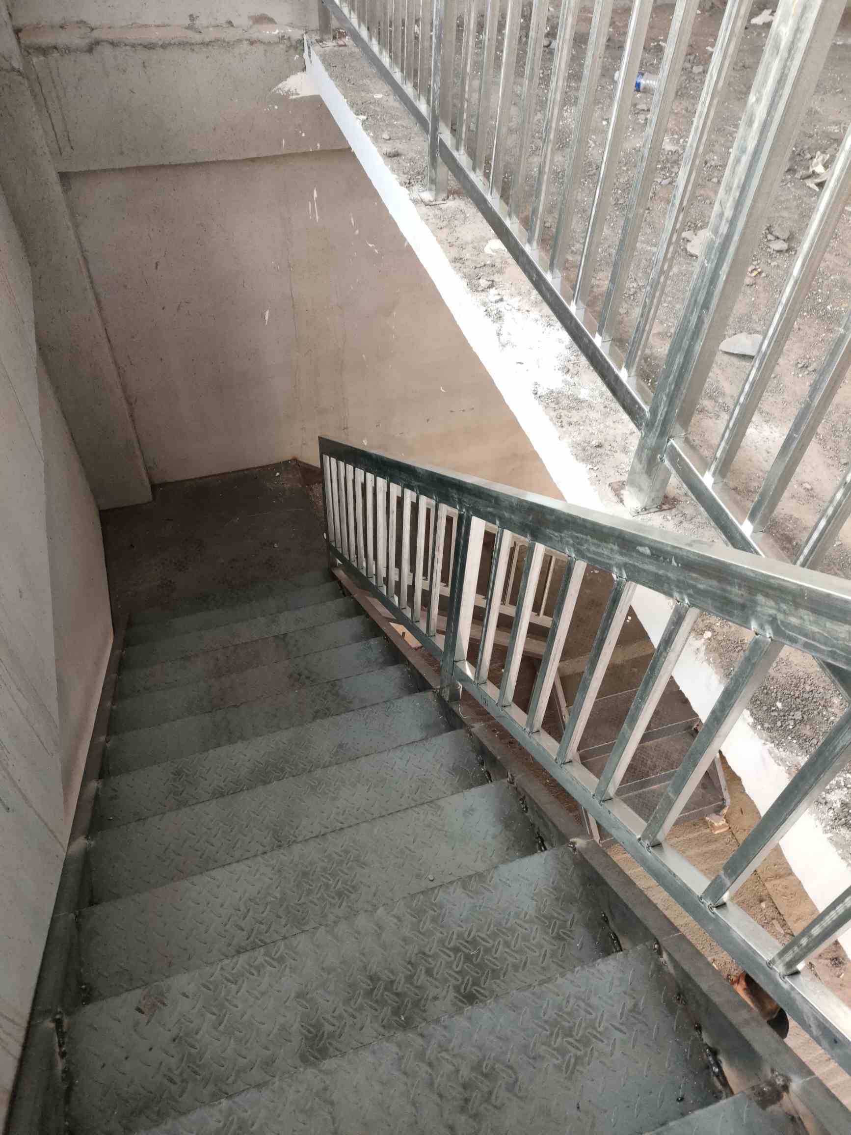 商丘民权县招承包焊楼梯工人,现有300套楼梯,都是一层上二层