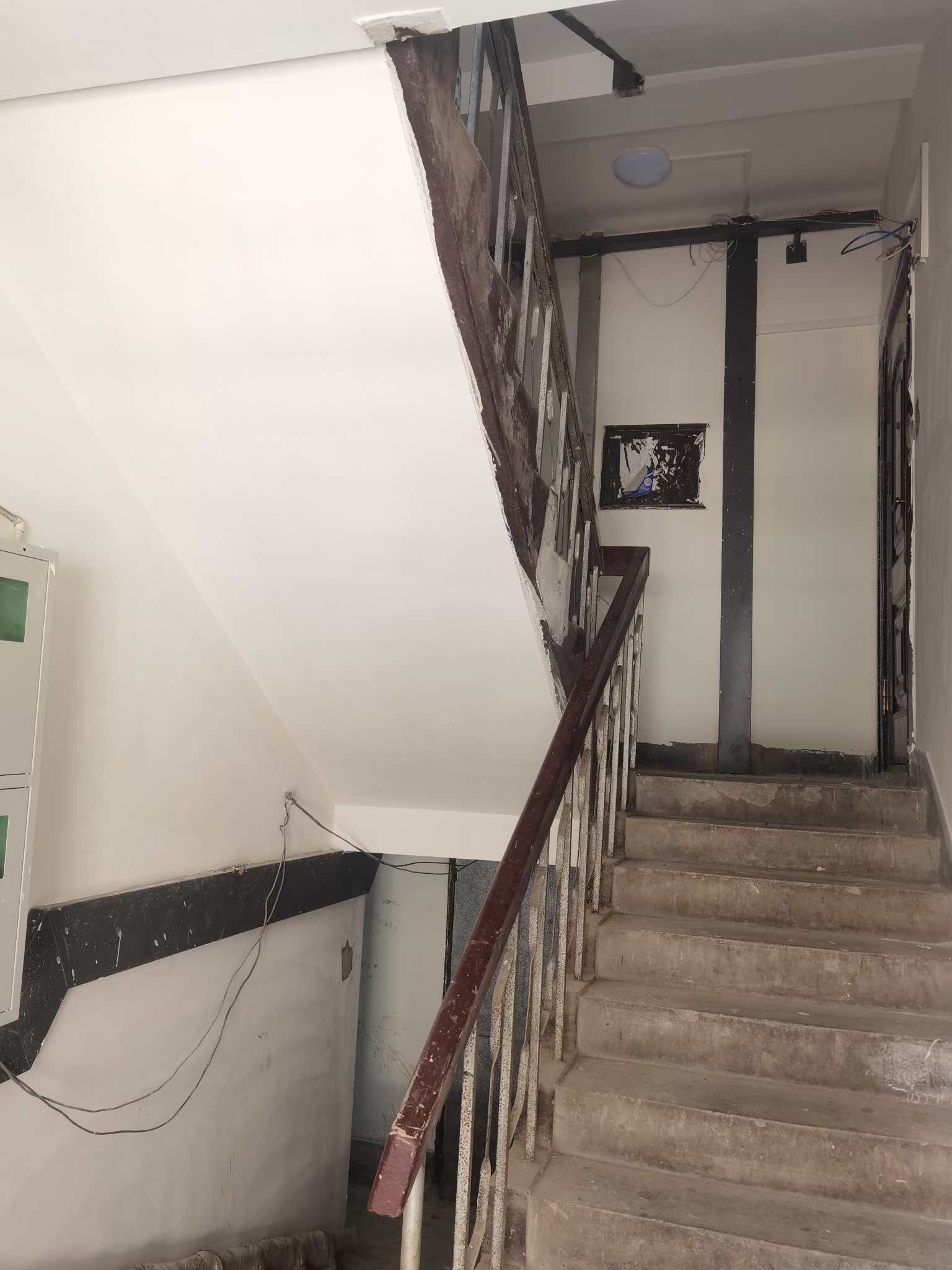 浙江杭州浙江杭州余杭区有18栋六层高小区改造楼道翻新,每栋三