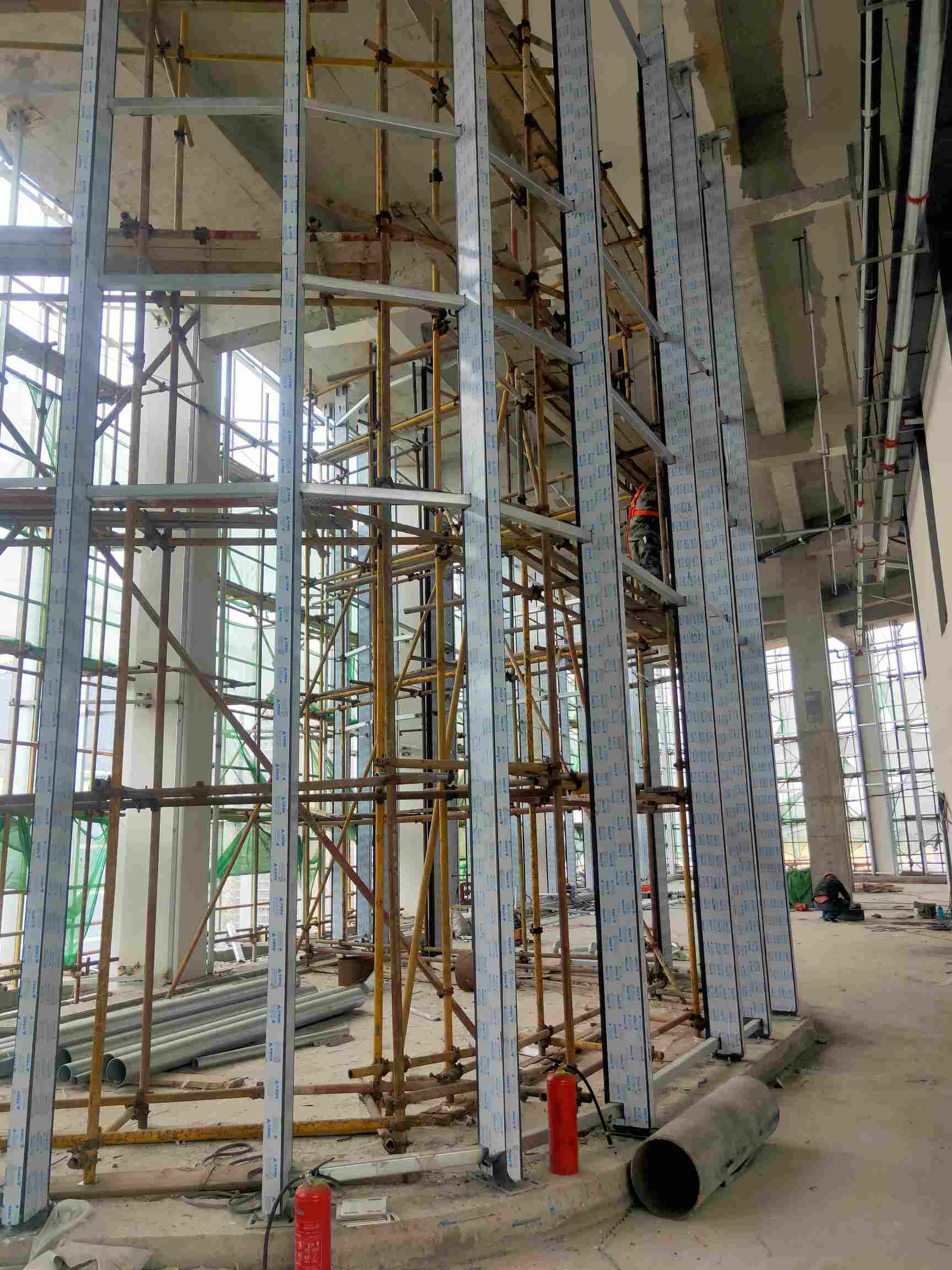 济南历下区装幕墙玻璃和铝板4500多平米外包,龙骨立柱一完成