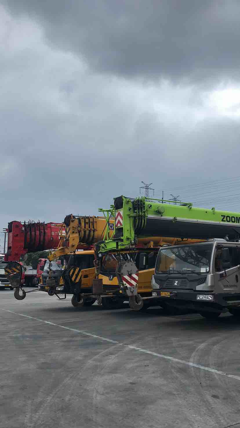 上海寶山區上海寶山急招25噸至55噸吊車司機.要求雙證,工資