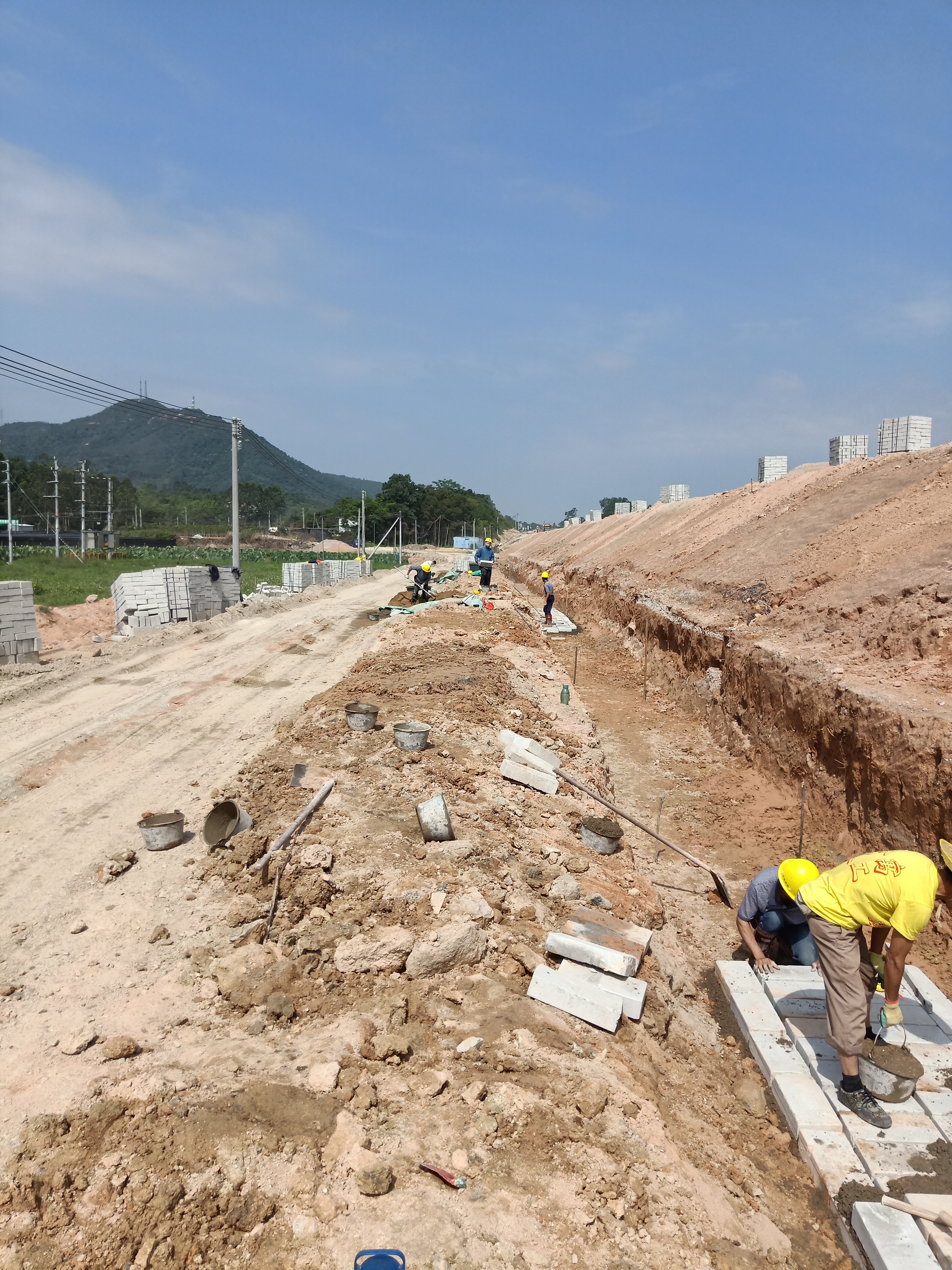 廣東茂名深海高速高速排水溝急招瓦工